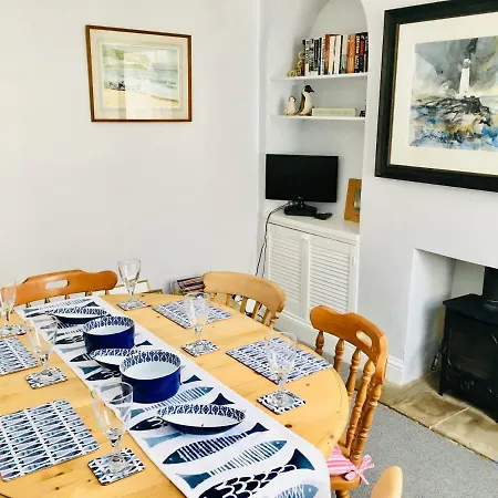 Coast Cottage, Sea Views, Filey's Old Town - Few Minutes Walk To Beach & Town *