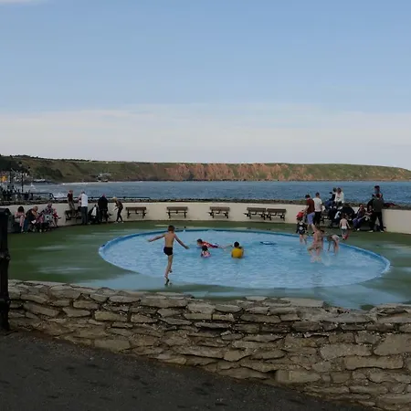 Coast Cottage, Sea Views, Filey's Old Town - Few Minutes Walk To Beach & Town Filey