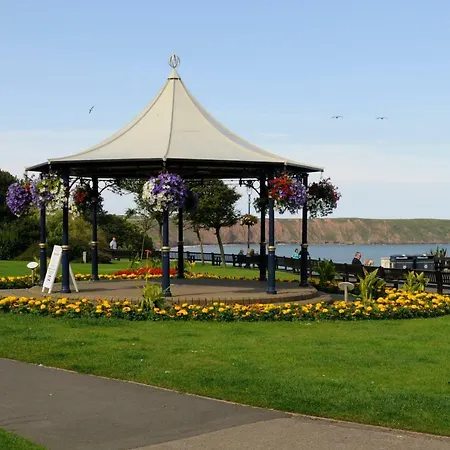 بيت للعطل Coast Cottage, Sea Views, Filey's Old Town - Few Minutes Walk To Beach & Town *