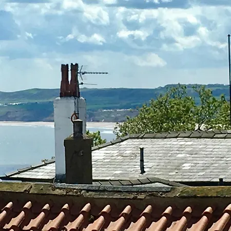 Coast Cottage, Sea Views, Filey's Old Town - Few Minutes Walk To Beach & Town بيت للعطل