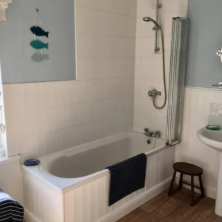 Coast Cottage, Sea Views, Filey's Old Town - Few Minutes Walk To Beach & Town
