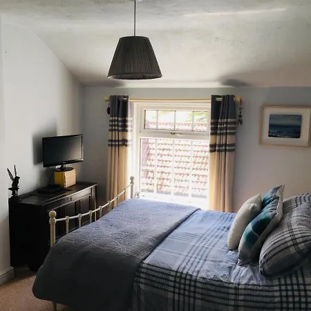 Coast Cottage, Sea Views, Filey's Old Town - Few Minutes Walk To Beach & Town Filey
